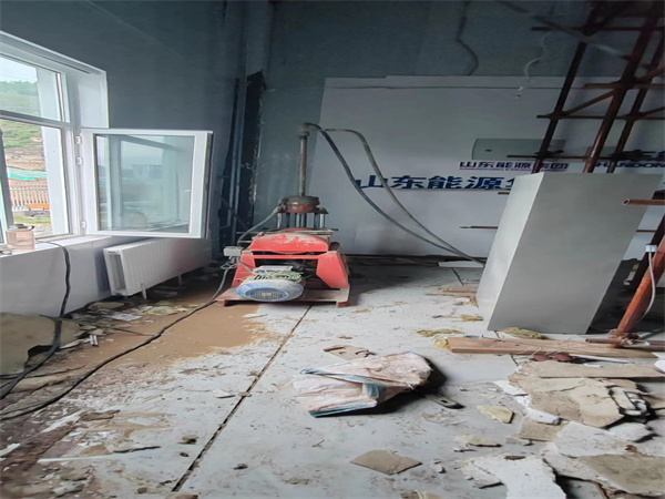 九所镇地基基础下沉墙体裂缝加固注浆顶升施工